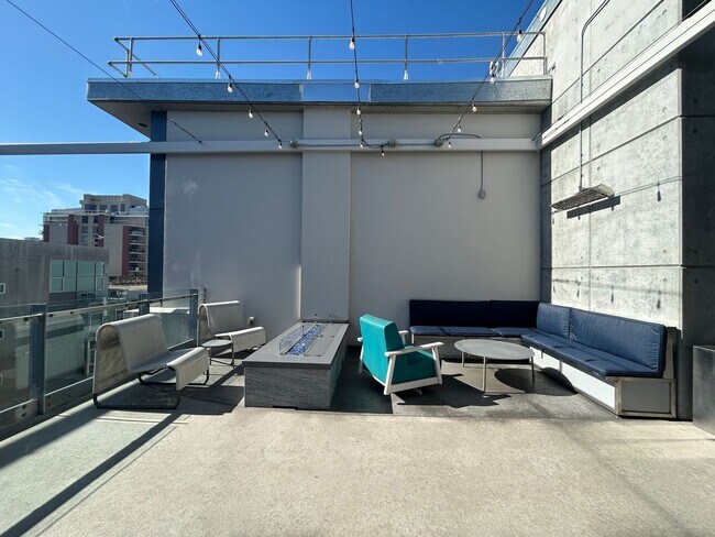 Building Photo - Call about move in special!!!