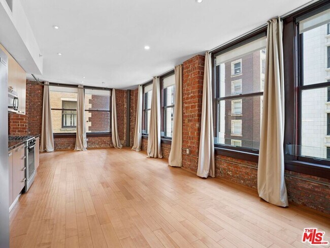 Building Photo - 460 S Spring St