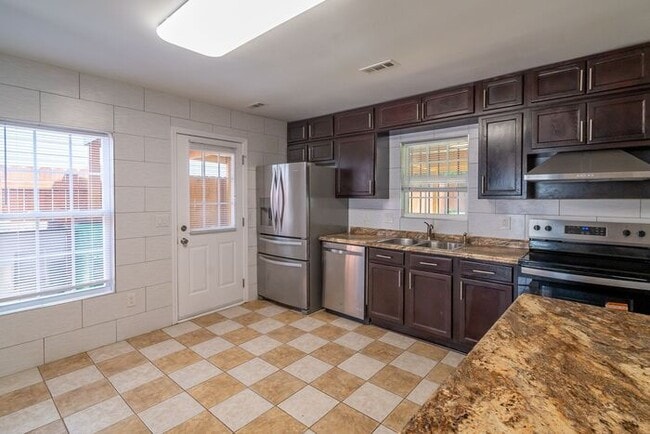 Building Photo - Charming Two-Story Home with Easy Access to Charlotte's Best Amenities