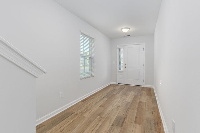 Building Photo - Modern 3-Bed, 2.5-Bath Townhome in Prime L...
