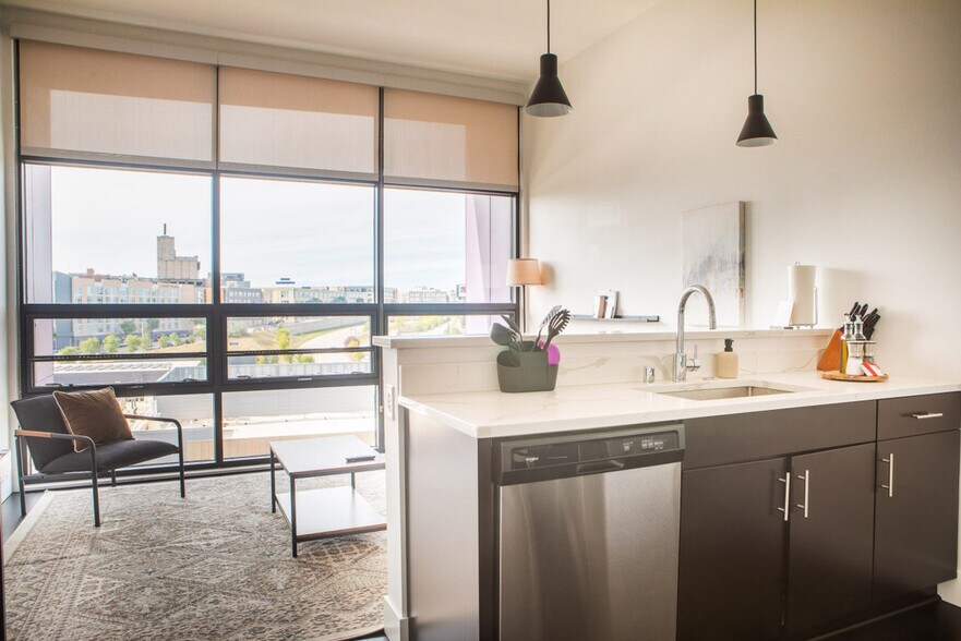 Building Photo - 550 W Juneau Ave