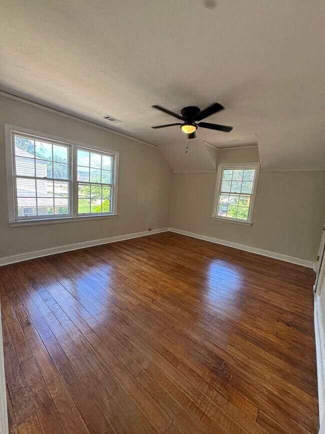 Building Photo - Large spacious home