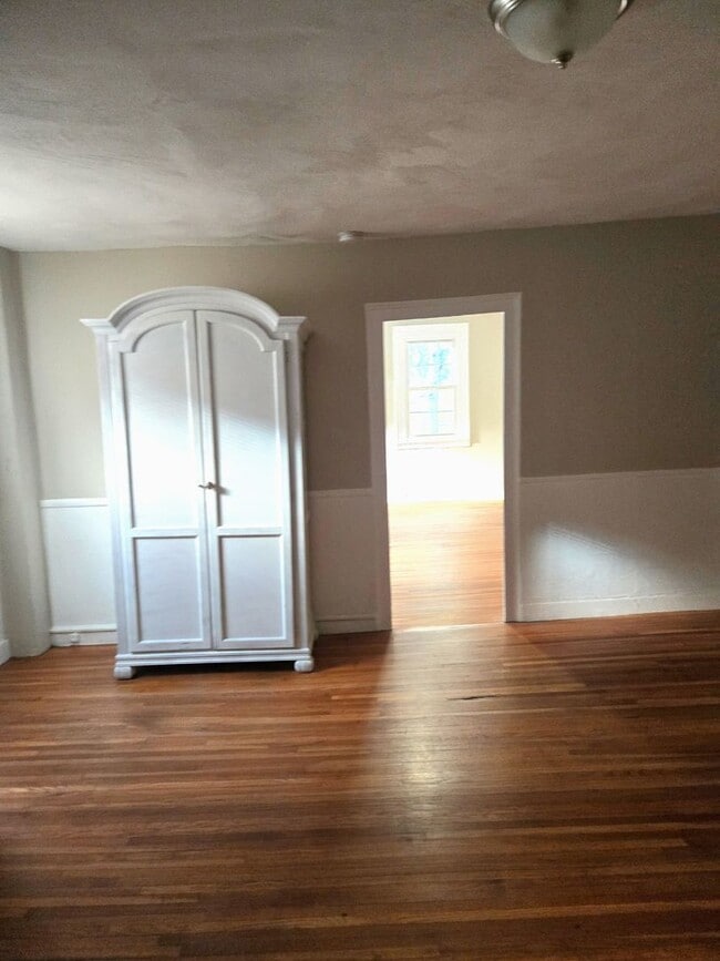 Building Photo - 363 Waterman Ave