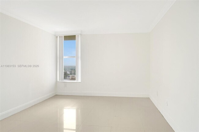 Building Photo - 2000 NE 135th St