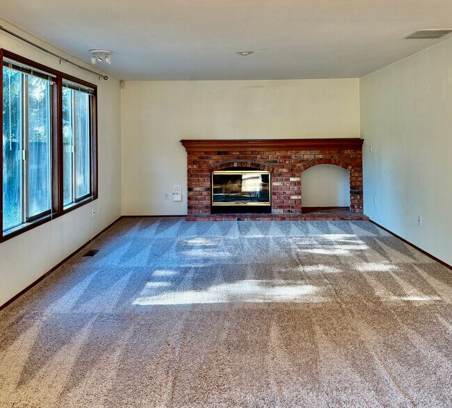 Building Photo - 4 Bed / 2.5 Bath Education hill in Redmond 2-story home $4,095/month