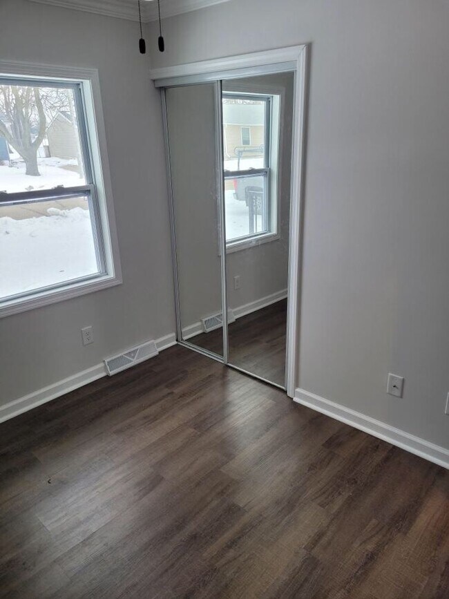 Building Photo - 3 Bedroom 2 Bath Camanche IA 815-275-3632