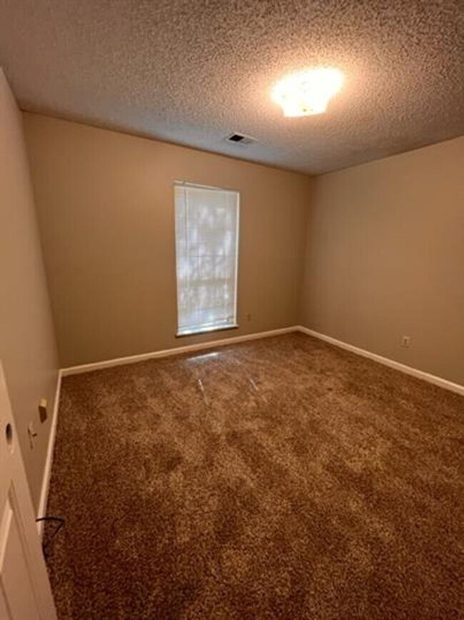 Building Photo - ~HALF OFF FIRST MONTH'S RENT~ Charming 3-Bedroom Home in Bartlett-Spacious & Move-In Ready!