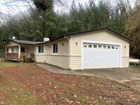 Building Photo - Large 3/2 nestled in the woods!