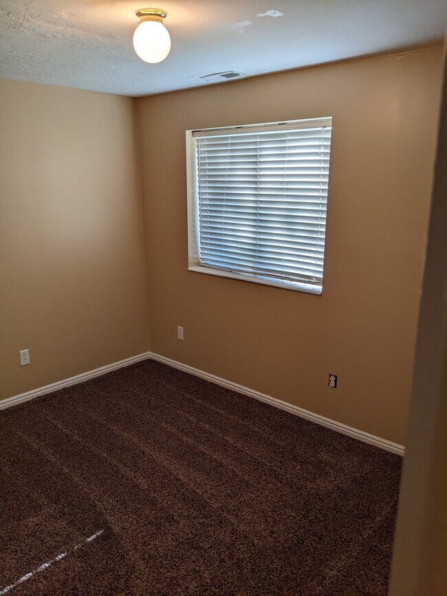 Building Photo - 387 E 3550 N