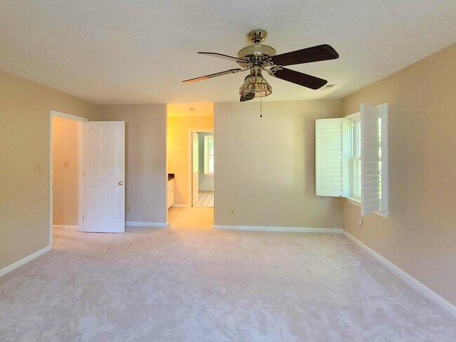 Building Photo - 4 BR, 2.5 BA in Woodlake Crossing