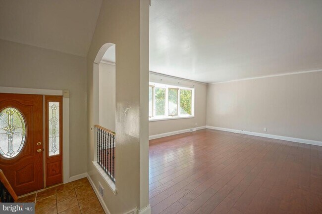 Building Photo - 701 Crestbrook Ave