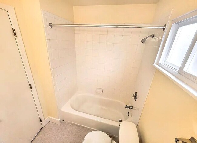 Building Photo - APPLICATION PENDING - Adorable 2bed/1bath ...