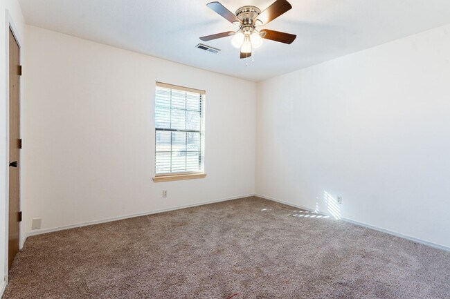 Building Photo - 5013 S Lions Ave