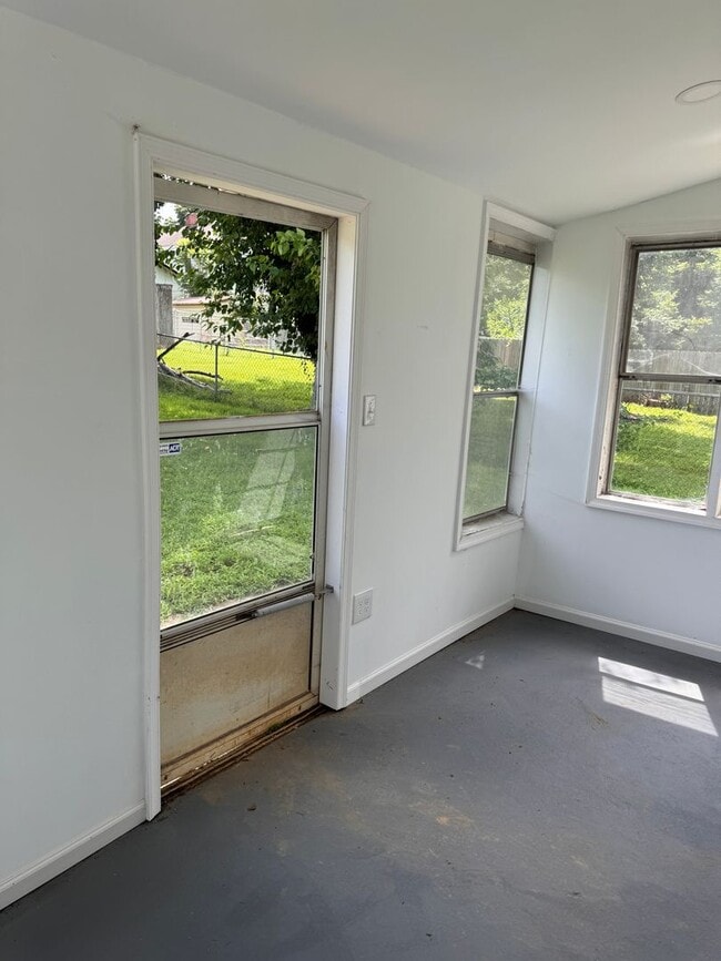 Building Photo - 3 Bedroom || 1 Bathroom Single Family Home