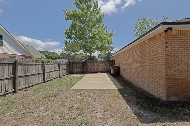 Building Photo - 1915 Sunrise Dr