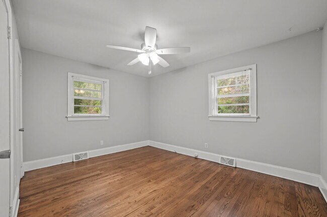 Building Photo - 2405 Jefferson Dr