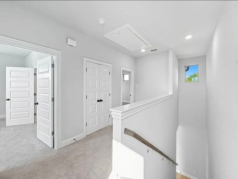Building Photo - 9525 Thorncrown Ln
