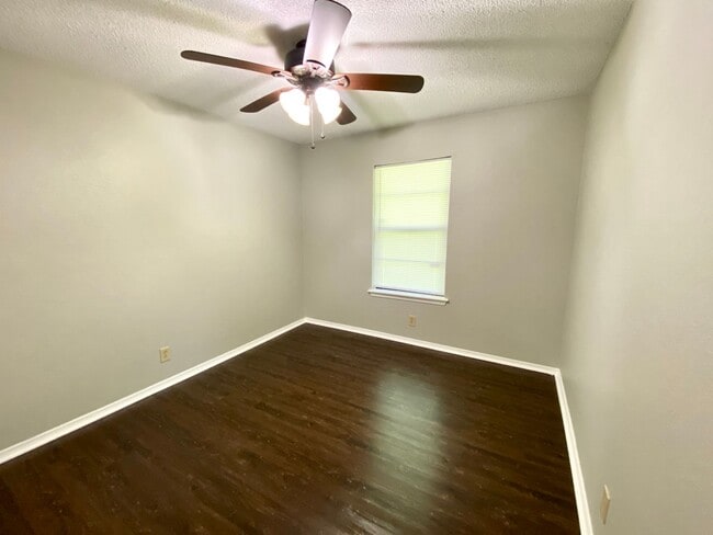 Building Photo - Spacious Jenks 4-Bedroom with NO Carpets &...