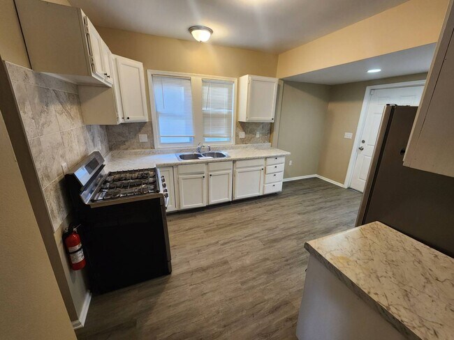 Building Photo - Charming 4-Bedroom Property in Prime Location