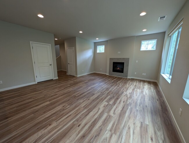 Building Photo - Pristine Bremerton 3 Bedroom Home AVAILABL...