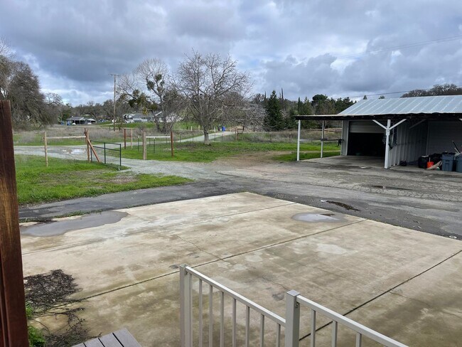 Building Photo - Large Lot, Home and Shop