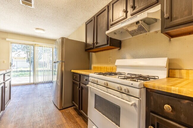 Building Photo - 2943 Keslake St