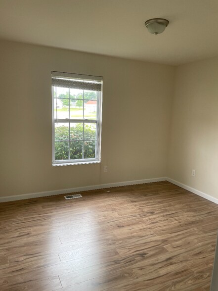 Building Photo - 60 Westhampton Ct