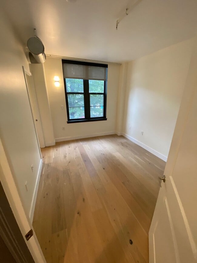 Building Photo - Beautiful updated 2bd/2ba condo in bustlin...