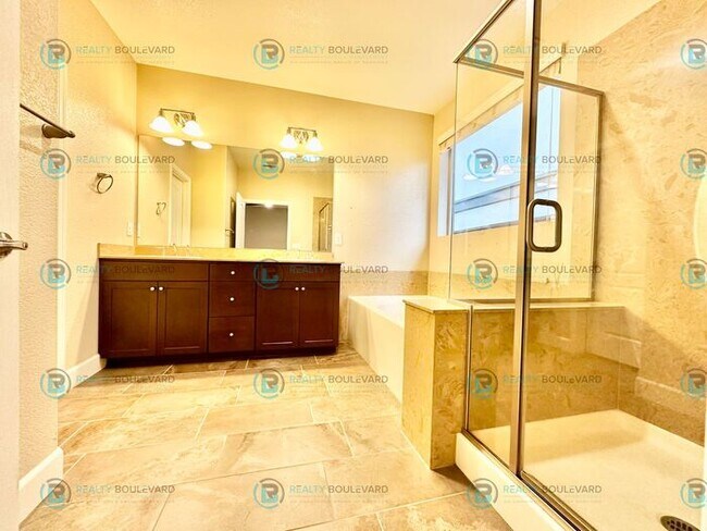 Building Photo - Spacious 4-Bedroom Gem in Somersett with S...