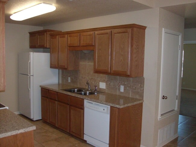 Building Photo - Adorable 2 Bed/2 Bath Duplex in Trimmier Estates!