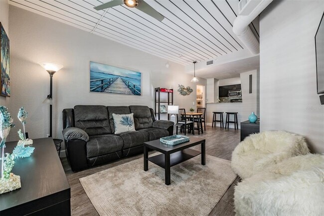 Building Photo - 2410 W Azeele St