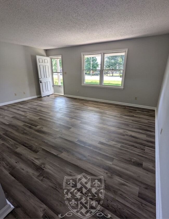 Building Photo - 2436 Thoroughbred Dr