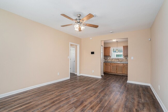 Building Photo - 1 Month Free Rent! Fully Renovated 2BR/1BA...