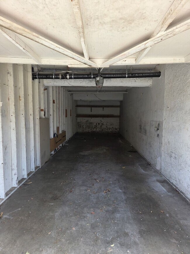 Building Photo - 16046 Wyandotte St