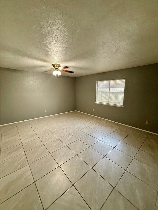 Building Photo - 14650 Lourdes Dr