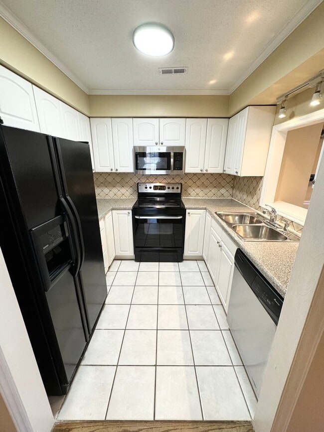 Building Photo - 3 BR 2 Bath Townhome