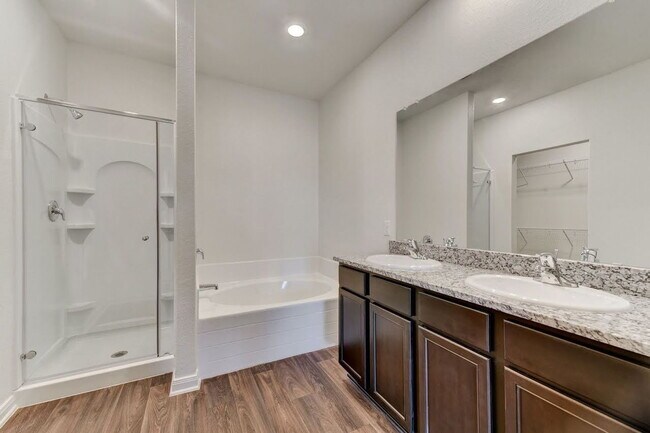 Building Photo - 5 Bedroom Home Close to 1604 and I10 East