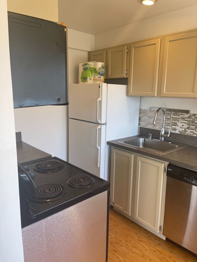Building Photo - Cute and Cozy East Queen Anne Condo with 2...