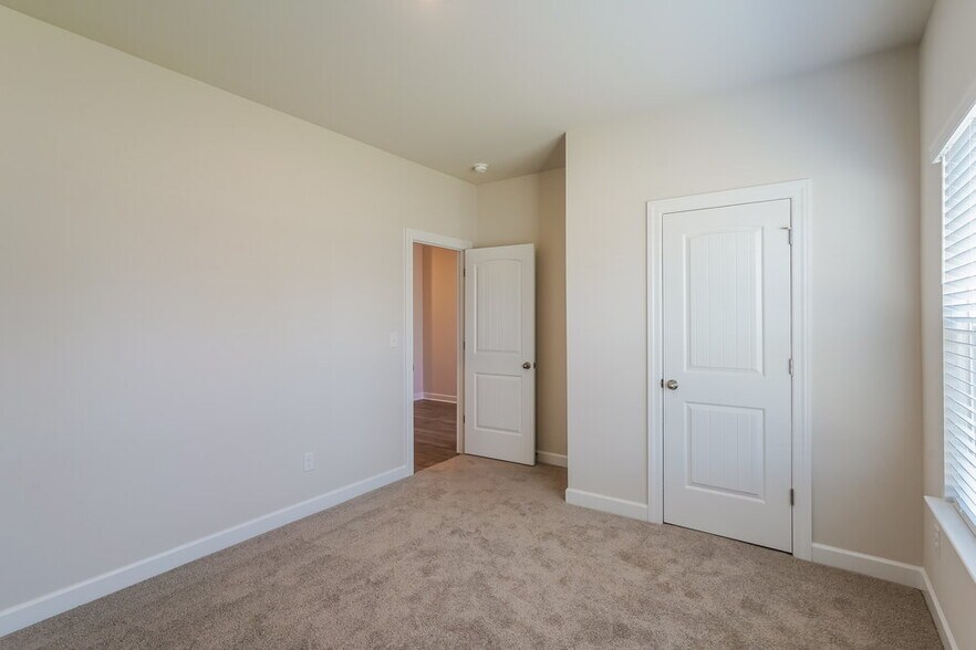 Building Photo - 3451 Quintana Dr