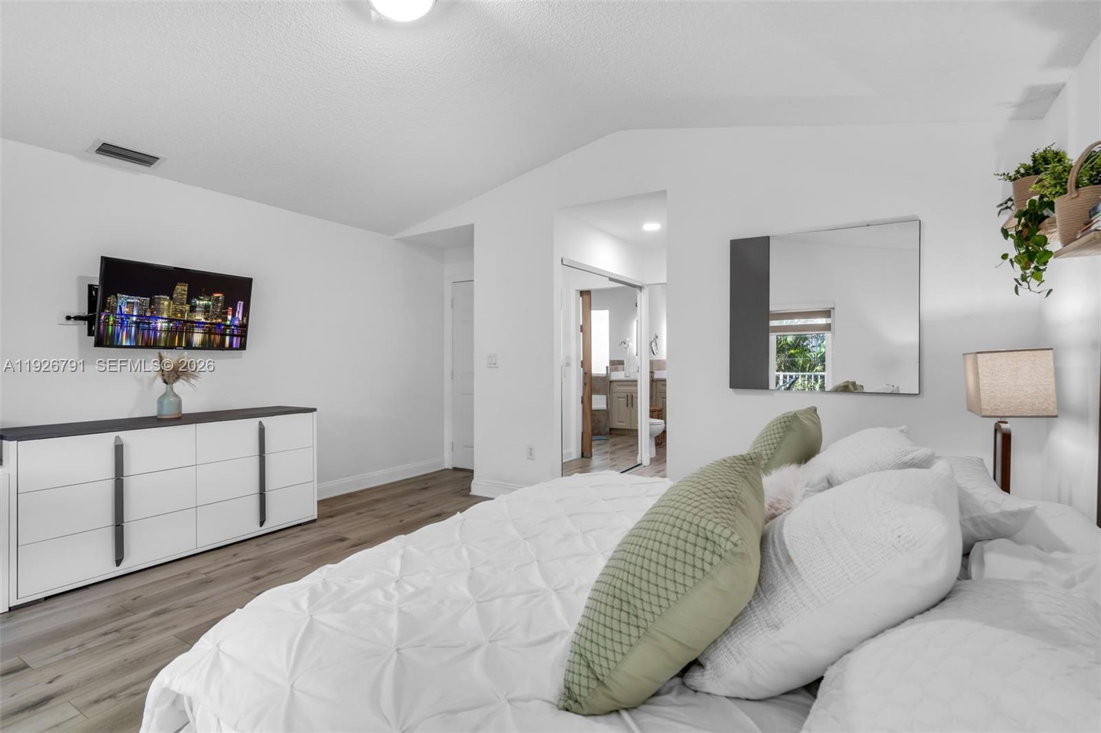 Building Photo - 15241 Wilshire Ct