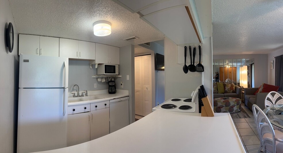 Building Photo - 4215 E Bay Dr