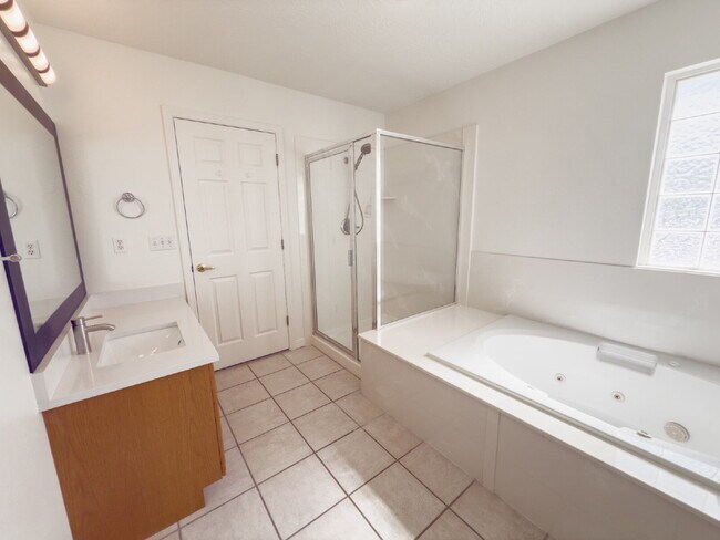 Building Photo - SEPTEMBER FREE RENT!! Spacious, NEWLY RENO...