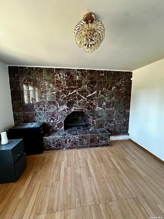 Building Photo - 283 Commack Rd