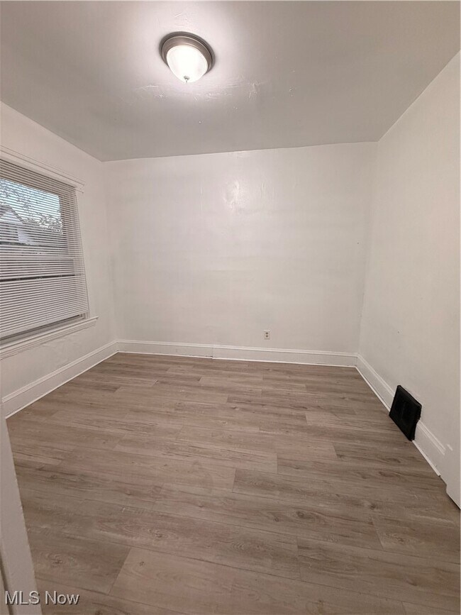 Building Photo - 10512 Greenlawn Ave