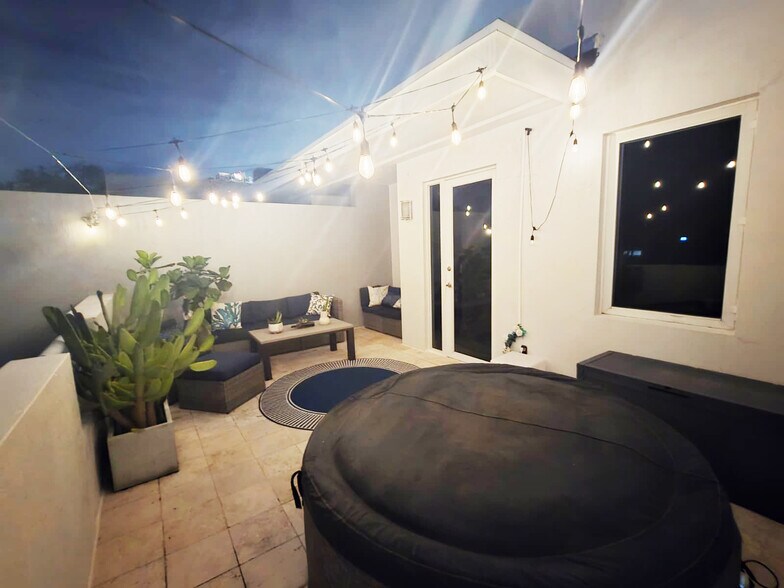 Building Photo - 302 NE 8th Ave