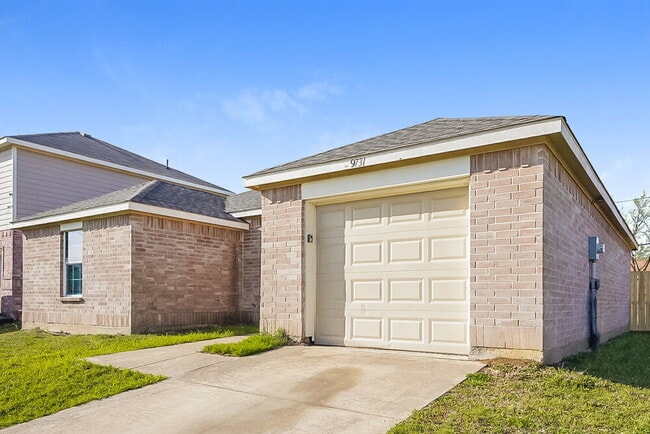 Building Photo - 9731 Checota Dr