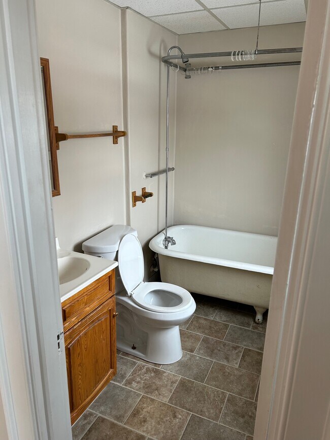 Building Photo - 184 Main St