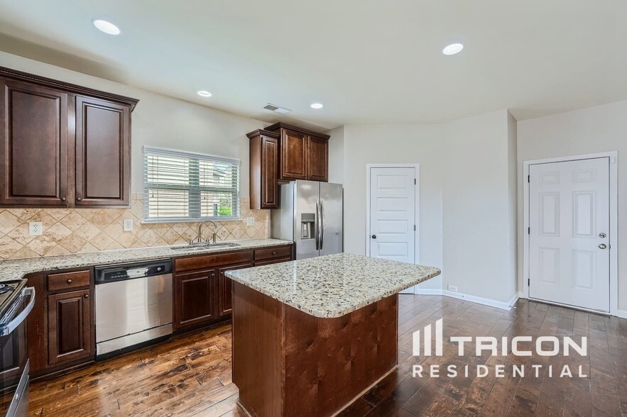Building Photo - 744 Effendi Pl