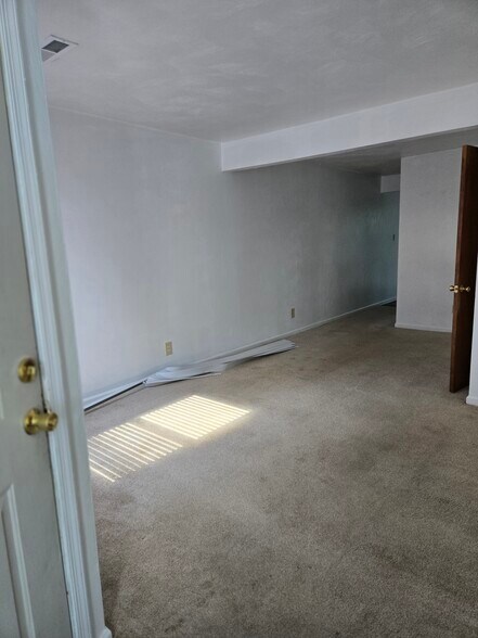 Building Photo - 2032 Elmhurst Ln