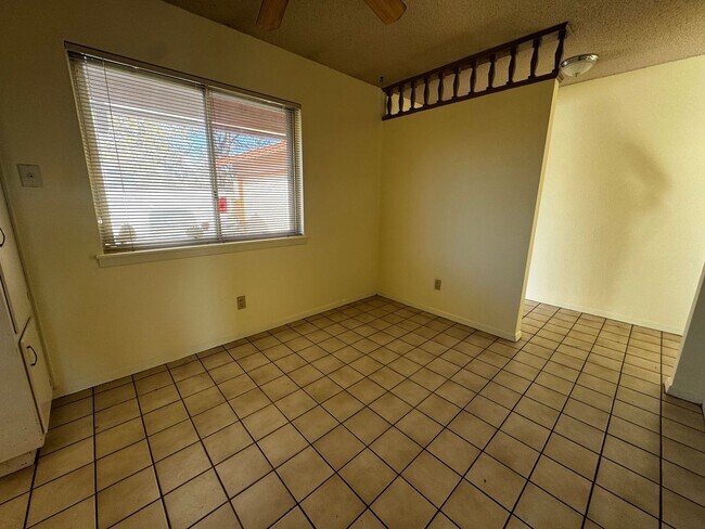 Building Photo - Mid-century Modern Heights Home